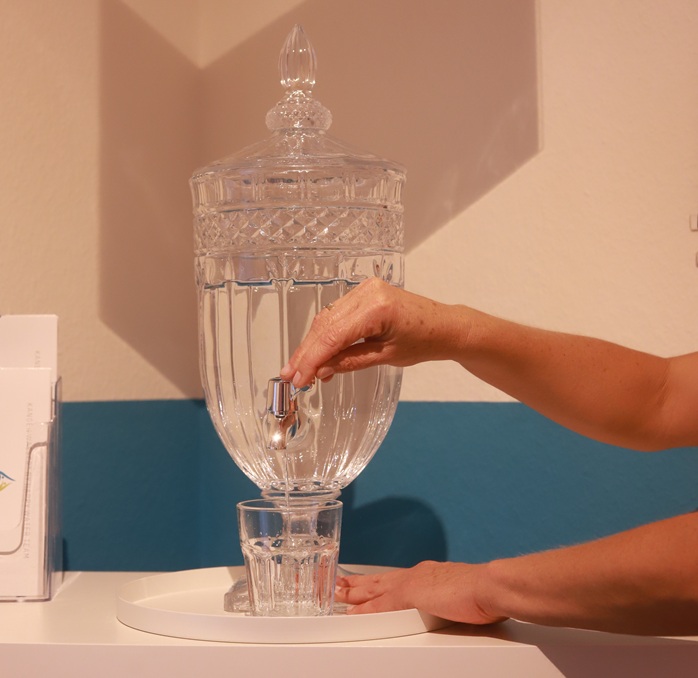 1fach Yoga | 1fach Gesund - Wasserstoffwasser, Silke Wagner im Studio an der Wasserkaraffe