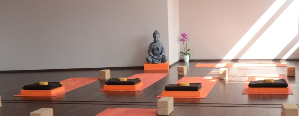 1fach Yoga | 1fach Gesund - Studio in 64572 Büttelborn - Übungsraum mit Matten
