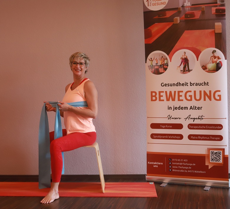 1fach Yoga | 1fach Gesund - Spiraldynamik Workshops Gesunder Rücken - Silke Wagner auf Hocker mit Theraband