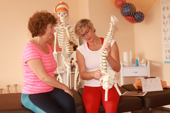 1fach Yoga | 1fach Gesund - Studio in 64572 Büttelborn - Silke Wagner im Gespräch mit Kundin am Skelett