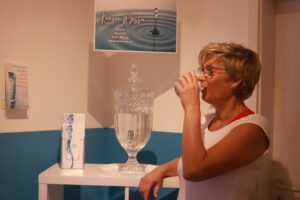 1fach Yoga | 1fach Gesund - Studio in 64572 Büttelborn - Silke Wagner trinkt Wasserstoffwasser