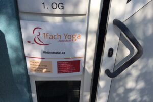 1fach Yoga | 1fach Gesund - Studio in 64572 Büttelborn - Eingang ins Gebäude mit Schild 1fach Yoga