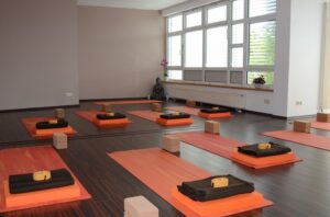 1fach Yoga | 1fach Gesund - Studio in 64572 Büttelborn - Übungsraum mit Matten