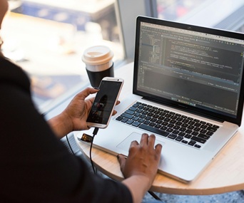 1fach Yoga | 1fach Gesund - Elektrosmog reduzieren - Mensch mit Handy vor Laptop