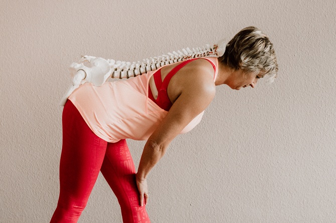 1fach Yoga | 1fach Gesund - Spiraldynamik Workshops - Silke Wagner mit Wirbelsäule auf dem Rücken