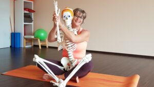 Kontakt 1fach Yoga | 1fach Gesund - Silke Wagner mit Skelett auf dem Boden